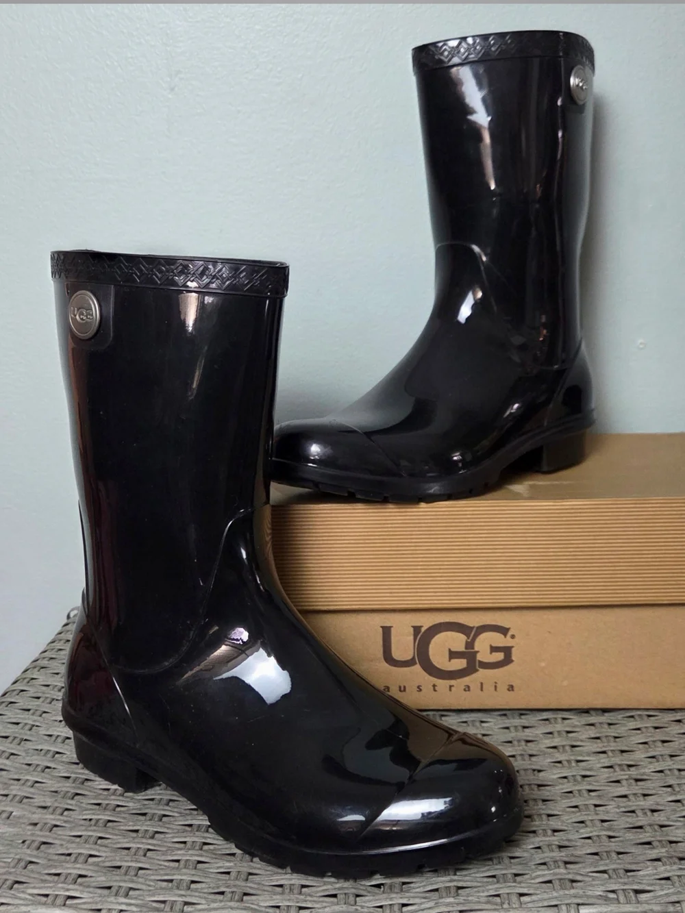 UGG Women's 7 Rain Boots Tall Mid-Calf Glossy Black Waterproof High Gloss Sienna